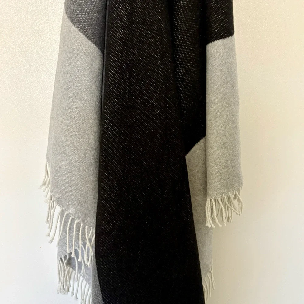 NWOT Sackcloth & Ashes Cotton Blend Gray Colorblock Fringe Throw Blanket‎